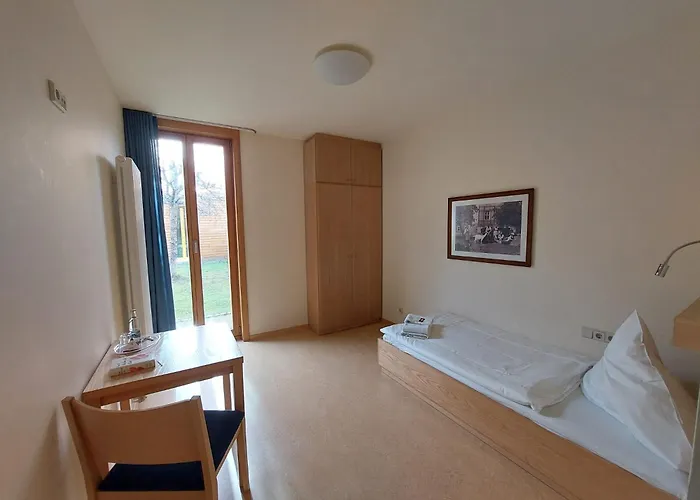 Zinzendorfhaus Hotel *